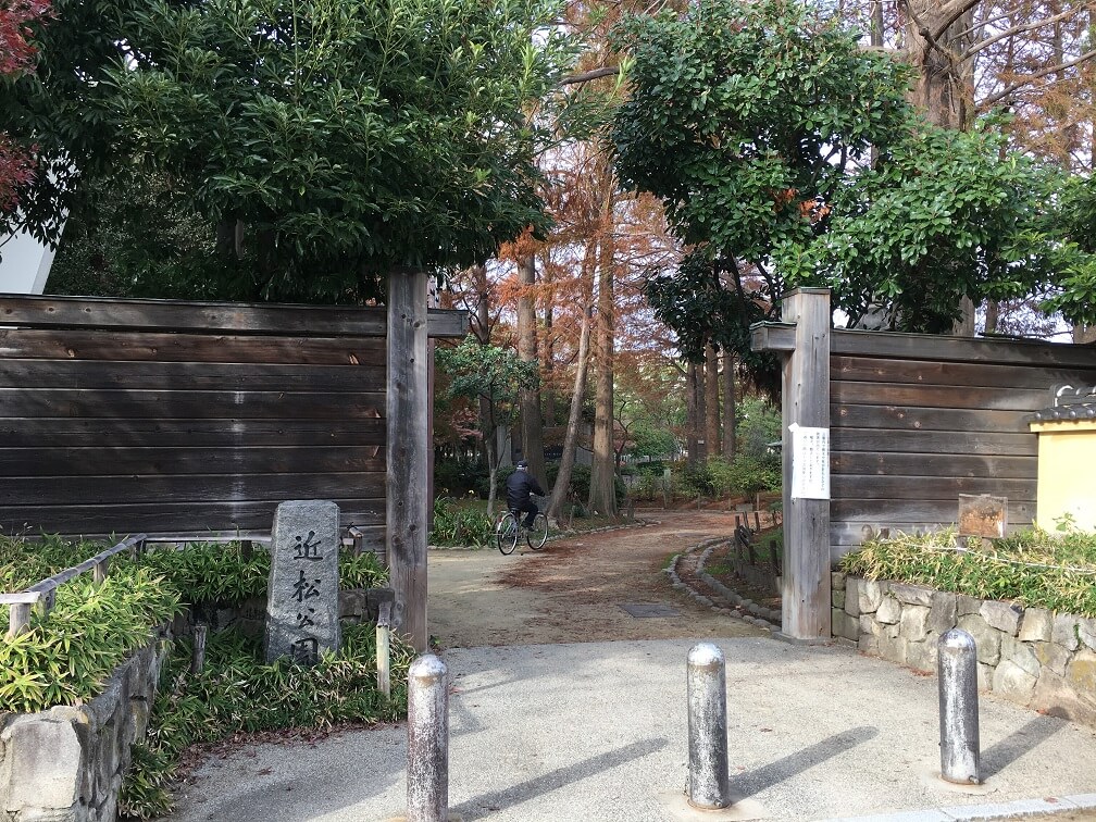 近松記念館の門