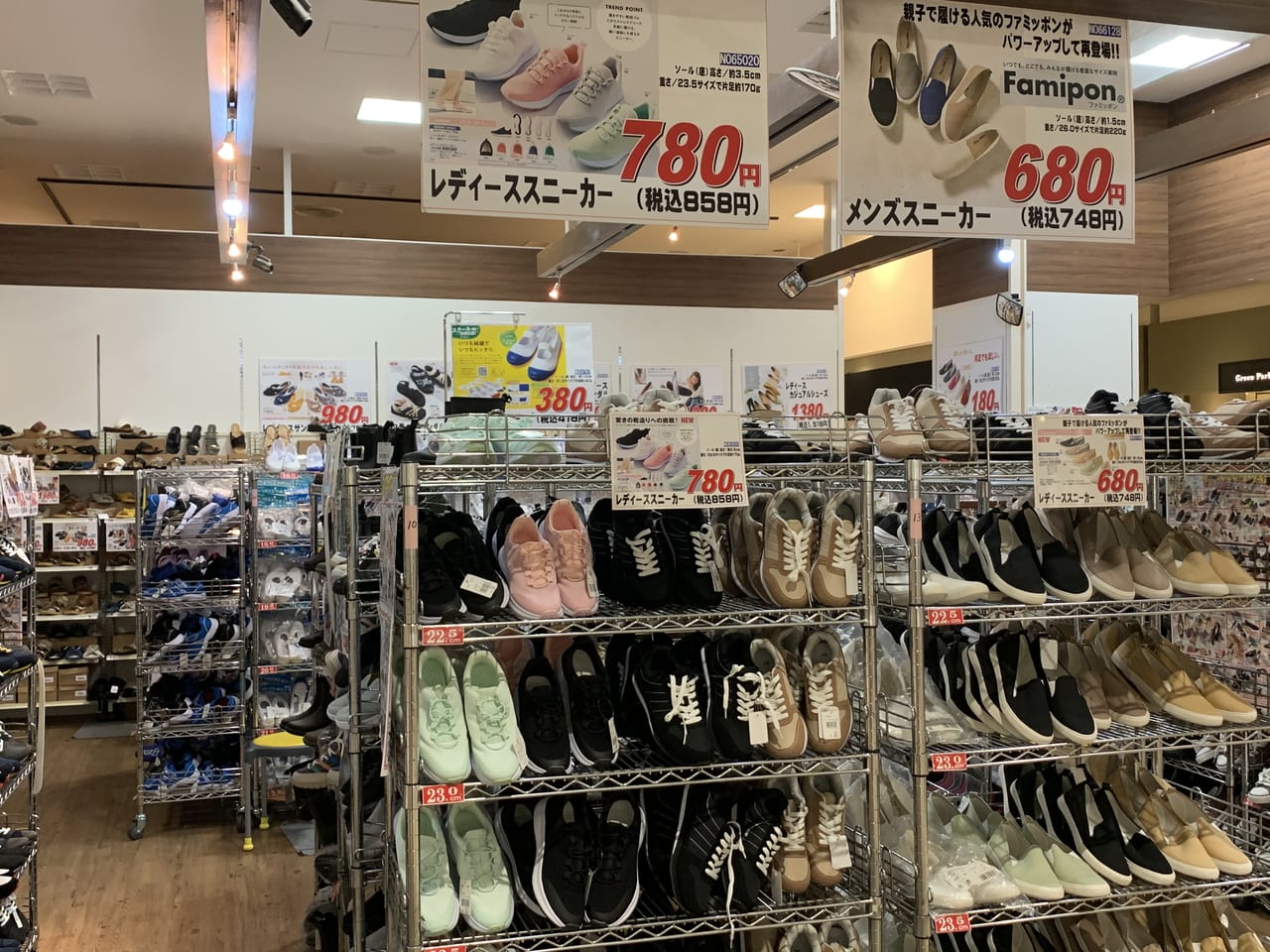 尼崎市 春夏シューズを大人買い つかしんに 靴のヒラキ が期間限定でオープン中です 号外net 尼崎市
