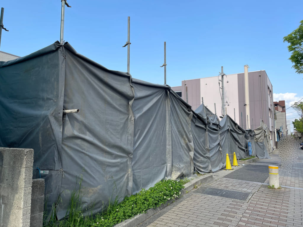 サイゼ立花解体雨工事現場３