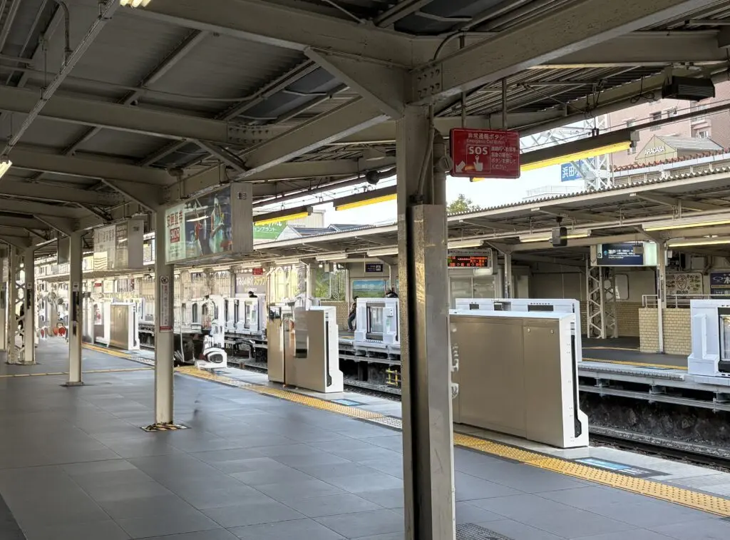 阪急塚口駅　ホームドア２