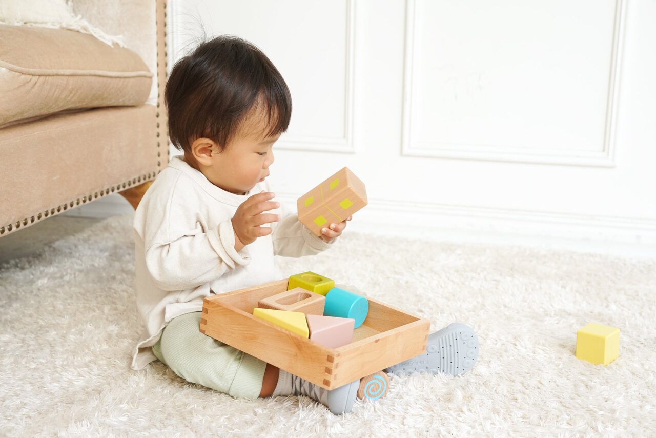 木のおもちゃで遊ぶ子ども