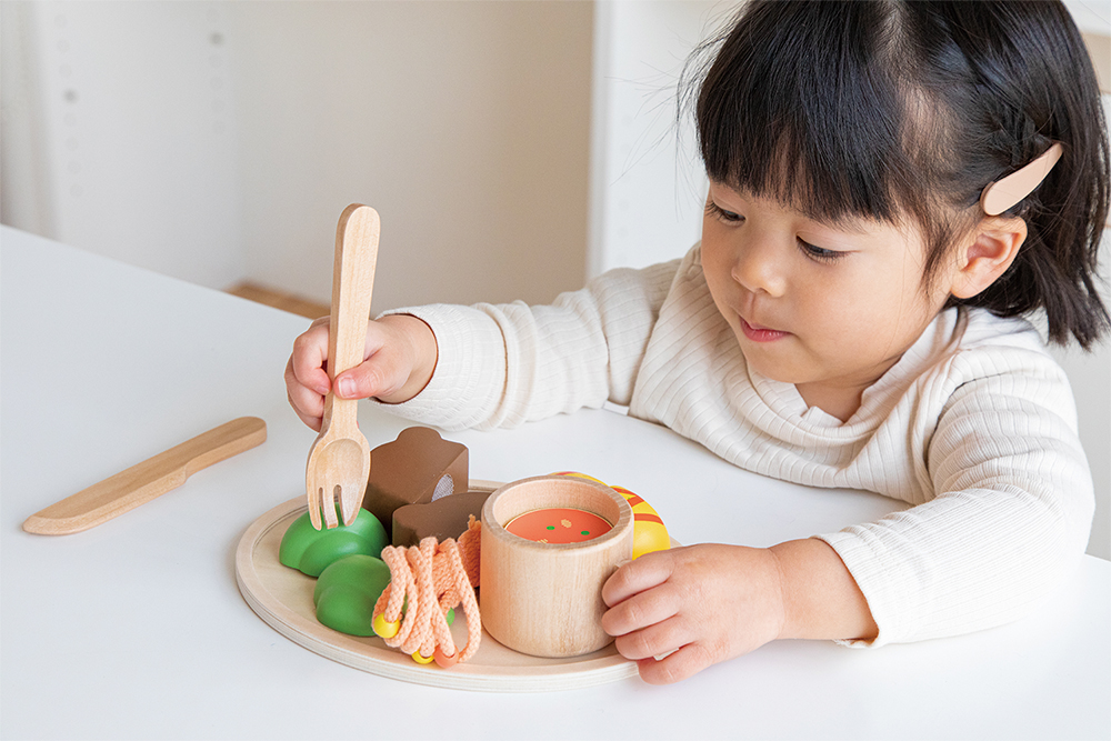 木のおもちゃで遊ぶ子ども